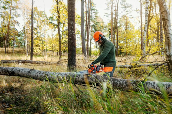HUSQVARNA 340i Cordless Chainsaw (Shell Only) - Image 3