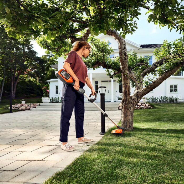 HUSQVARNA 215iL Battery Grass Trimmer - Image 4