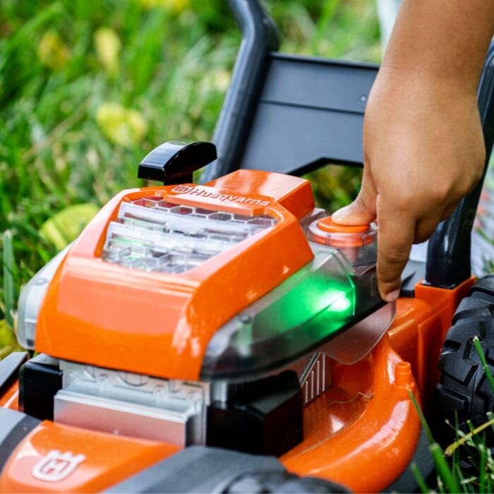 HUSQVARNA Toy Lawnmower - Image 3