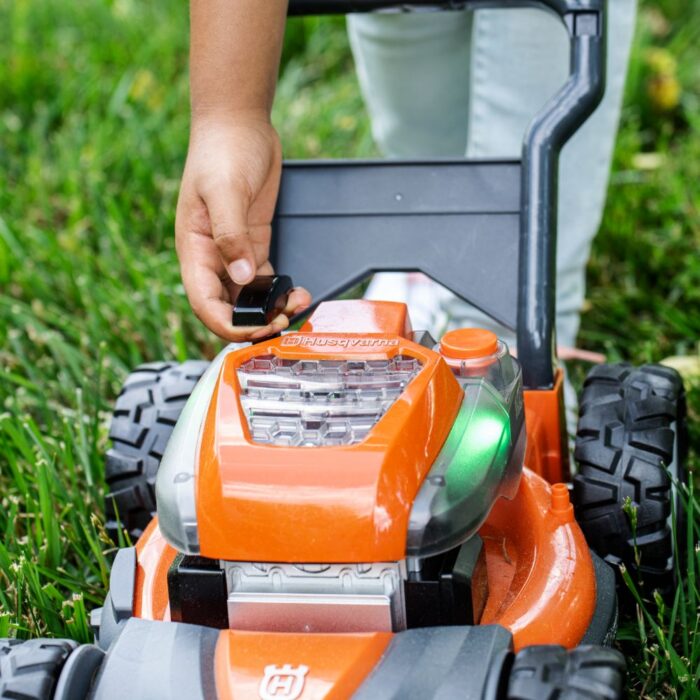 HUSQVARNA Toy Lawnmower - Image 4