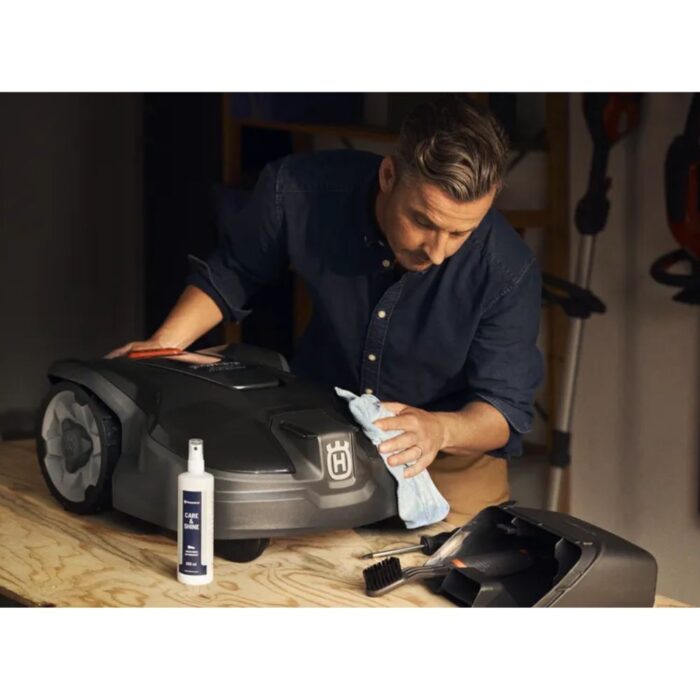 HUSQVARNA Automower® Cleaning & Maintenance Kit - Image 3