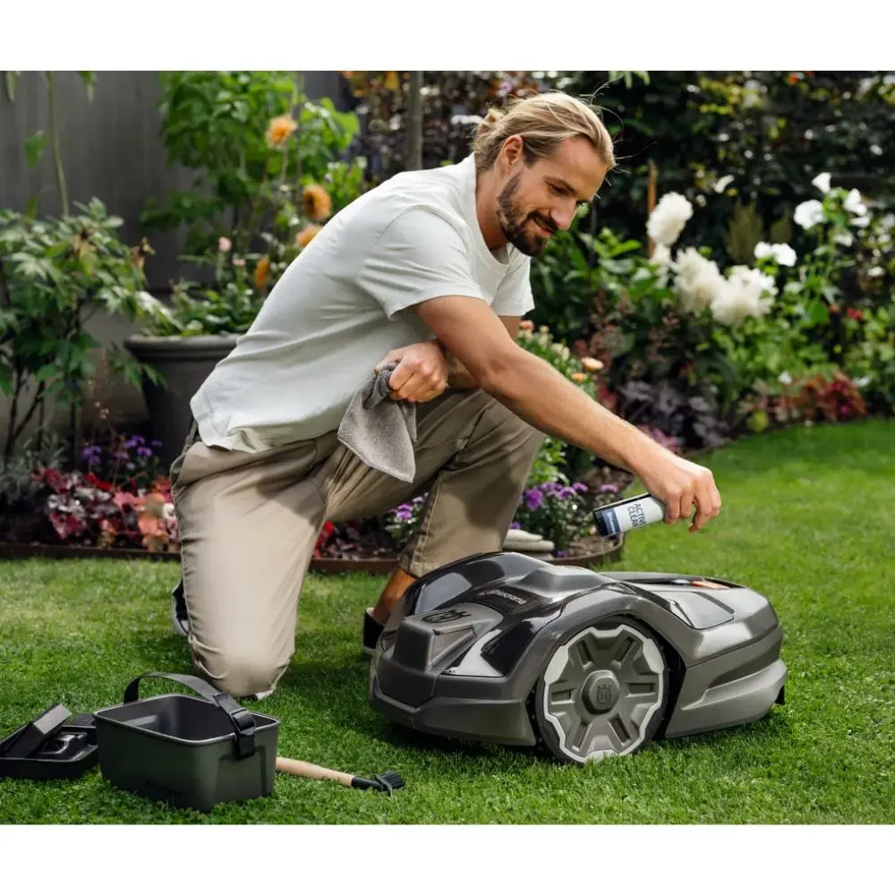 HUSQVARNA Automower® Cleaning & Maintenance Kit - Image 3