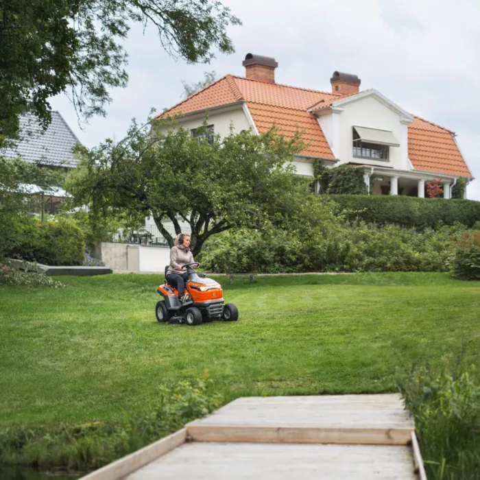 HUSQVARNA TS 112 Petrol Garden Tractor - Image 4