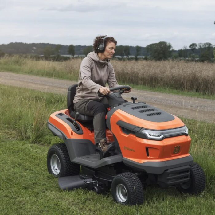HUSQVARNA TS 215T Petrol Garden Tractor - Image 3