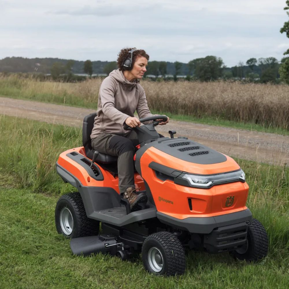 HUSQVARNA TS 215T Petrol Garden Tractor - Image 4