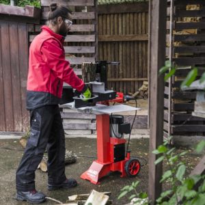 a man using the AL-KO Easy LSV 5506 Electric Log Splitter