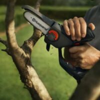 someone pruning a tree with a Husqvarna Aspire™ P5-P4A Pruning Saw