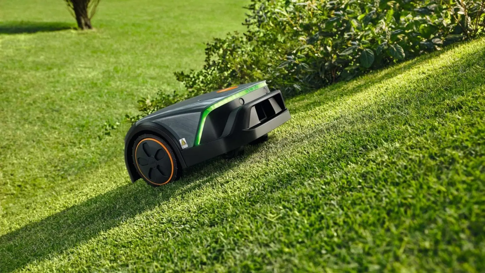 STIHL ¡MOW® 3 EVO-min the STIHL ¡MOW® 3 EVO Robot Mower climbing a steep lawn