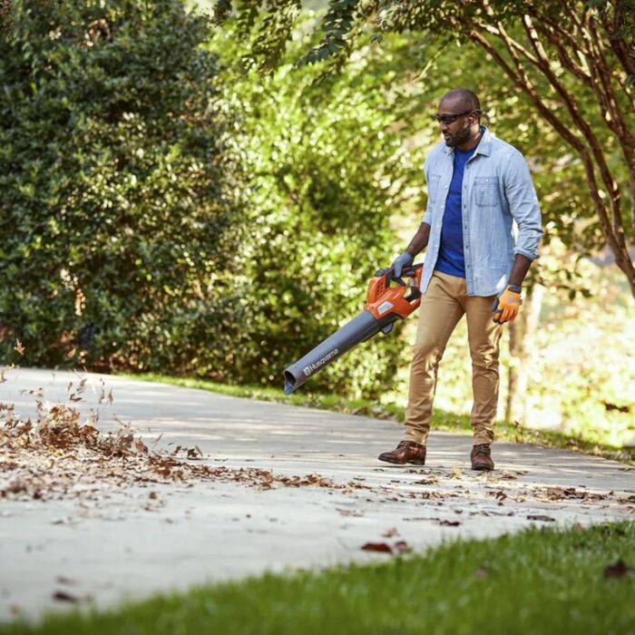 HUSQVARNA 230iB Cordless Handheld Leaf Blower (Kit) - Image 4