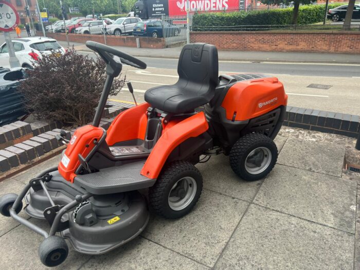 HUSQVARNA R112C Ride-On Tractor + 85cm Combi Deck (secondhand) - Image 2