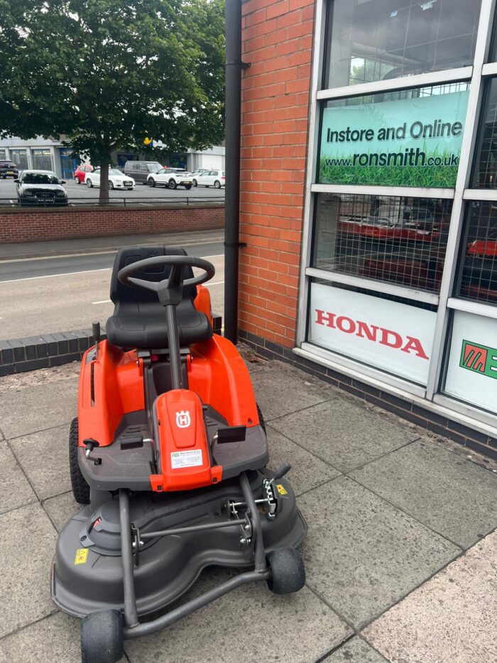 HUSQVARNA R112C Ride-On Tractor + 85cm Combi Deck (secondhand) - Image 3