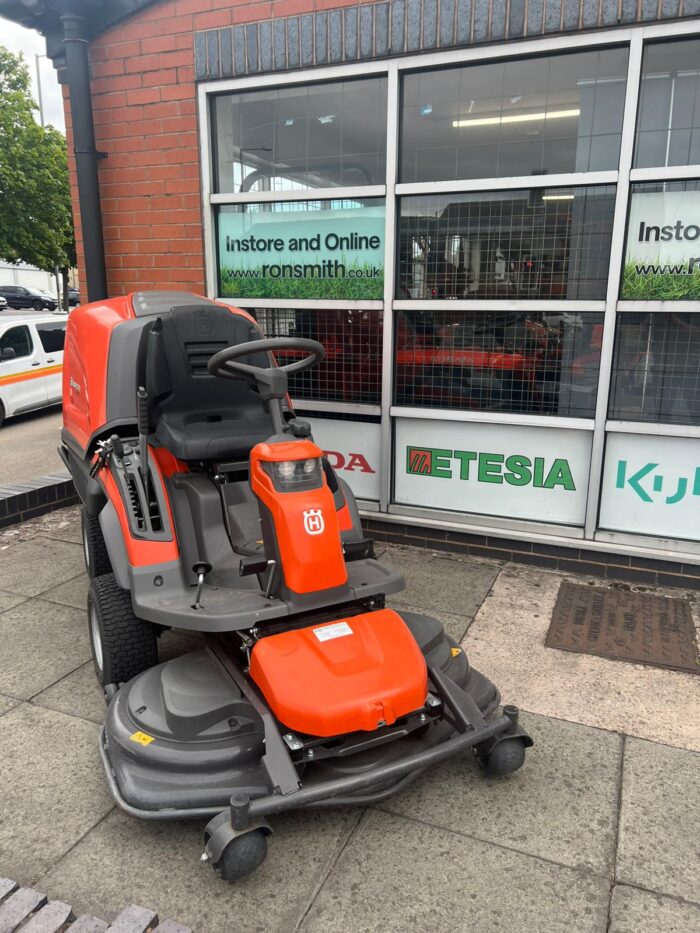 HUSQVARNA RC318 Ride-On Tractor + 112cm Combi Deck (secondhand) - Image 3