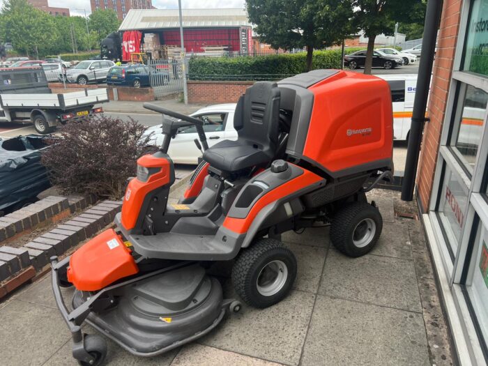 HUSQVARNA RC318 Ride-On Tractor + 112cm Combi Deck (secondhand) - Image 2