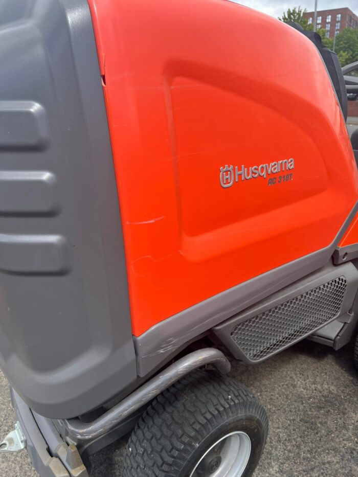 HUSQVARNA RC318 Ride-On Tractor + 112cm Combi Deck (secondhand) - Image 4