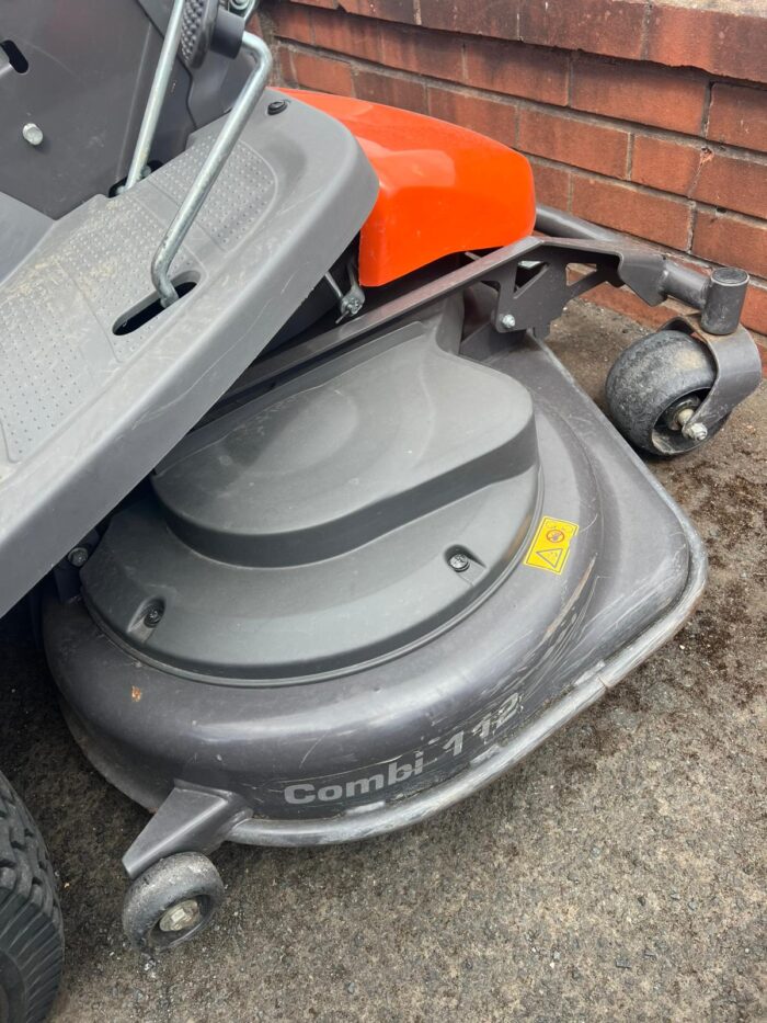 HUSQVARNA RC318 Ride-On Tractor + 112cm Combi Deck (secondhand) - Image 5