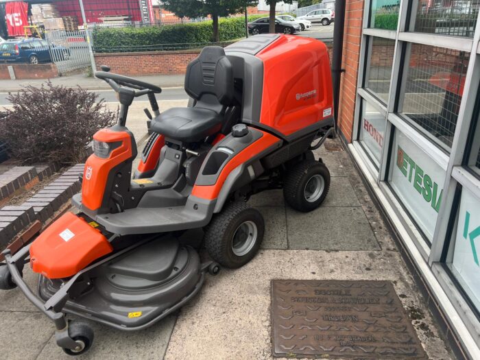 HUSQVARNA RC320T AWD Ride-On Tractor + 112cm Combi Deck (secondhand) - Image 2