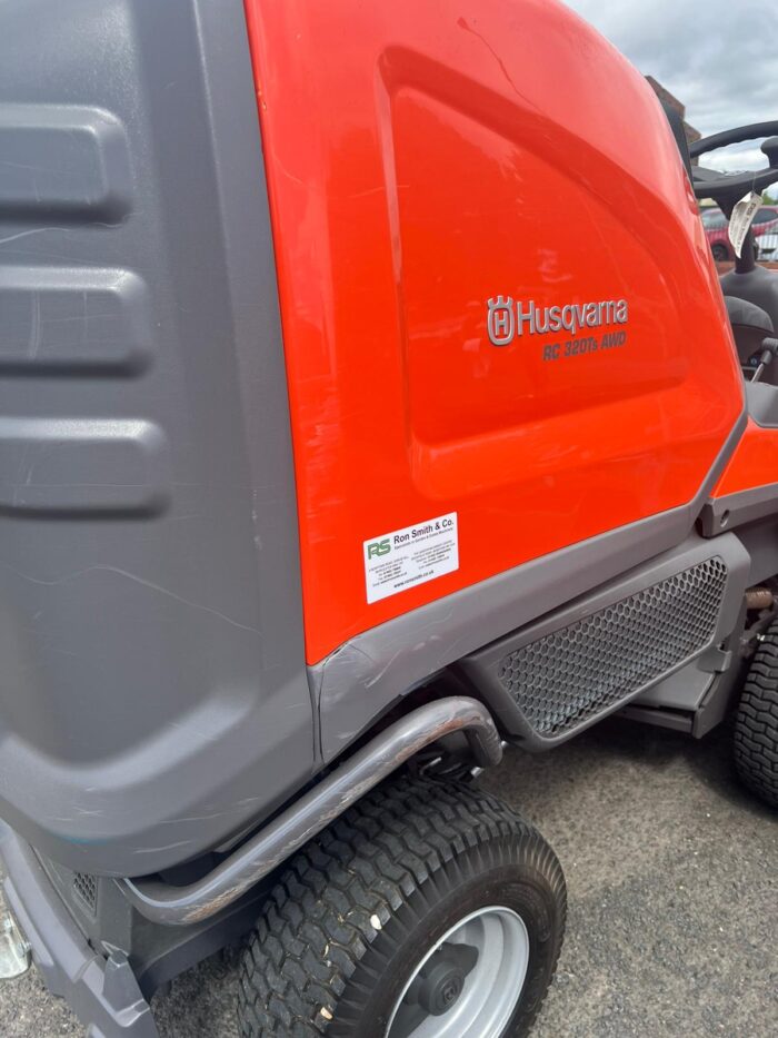 HUSQVARNA RC320T AWD Ride-On Tractor + 112cm Combi Deck (secondhand) - Image 4