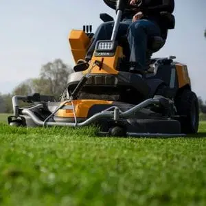 a close up of the STIGA Park Pro 900 WX Mower's out-front deck cutting grass
